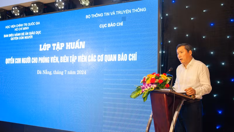 Giáo sư, Tiến sĩ Lê Văn Lợi phát biểu khai mạc.