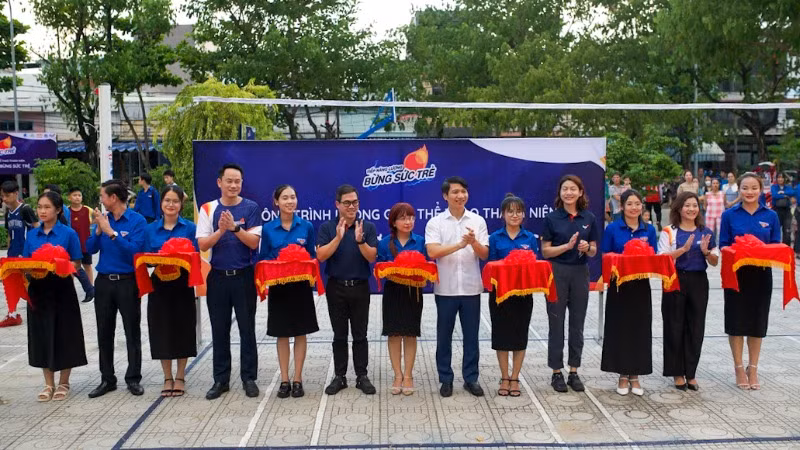 Các đại biểu cắt băng khánh thành công trình.