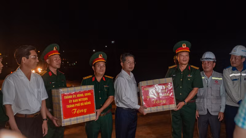 Bí thư Thành ủy Nguyễn Văn Quảng thăm và tặng quà động viên các đơn vị dự án.