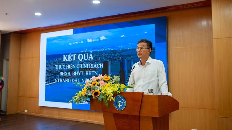 Phó Giám đốc Bảo hiểm xã hội thành phố Đà Nẵng phát biểu.