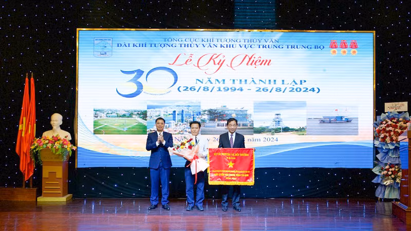 Lãnh đạo Đài Khí tượng Thủy văn Trung Trung Bộ đón nhận cờ thi đua.