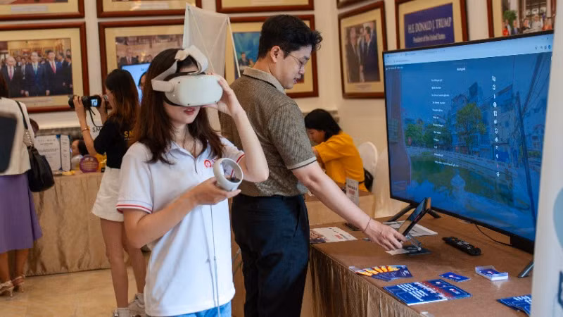 Đại biểu trải nghiệm các công nghệ số tại hội thảo.