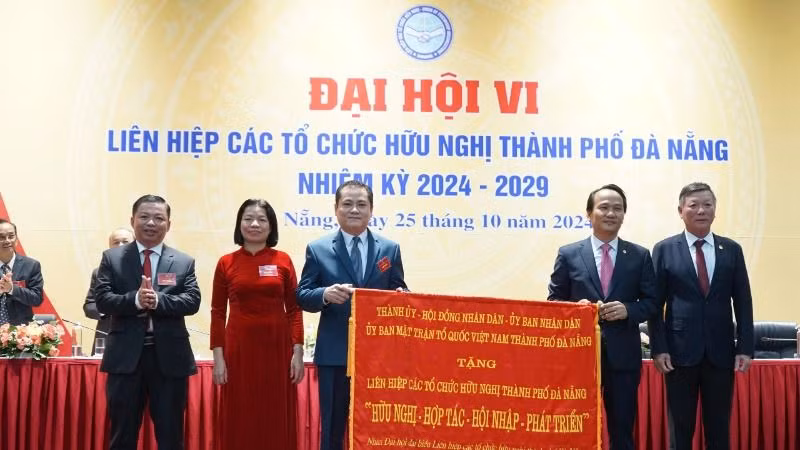 Thường trực Thành ủy Đà Nẵng trao tặng bức trướng Đại hội.