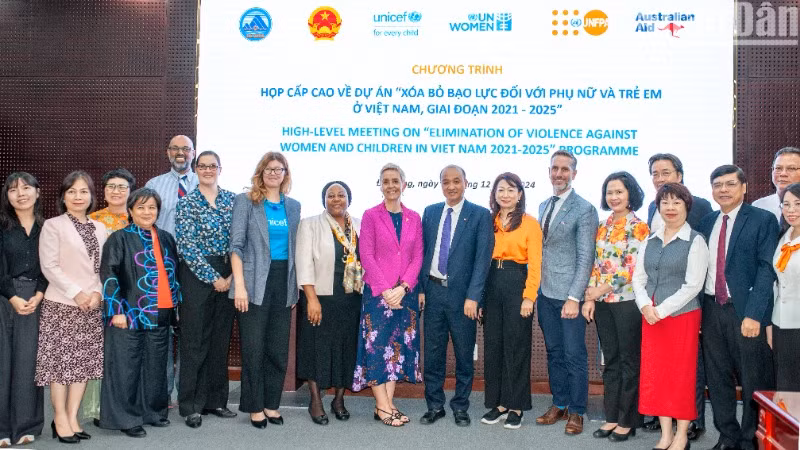 Các đại biểu chụp hình lưu niệm.