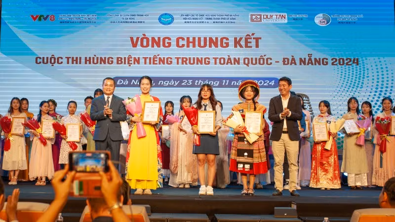 Các thí sinh đạt giải Nhì tại cuộc thi.