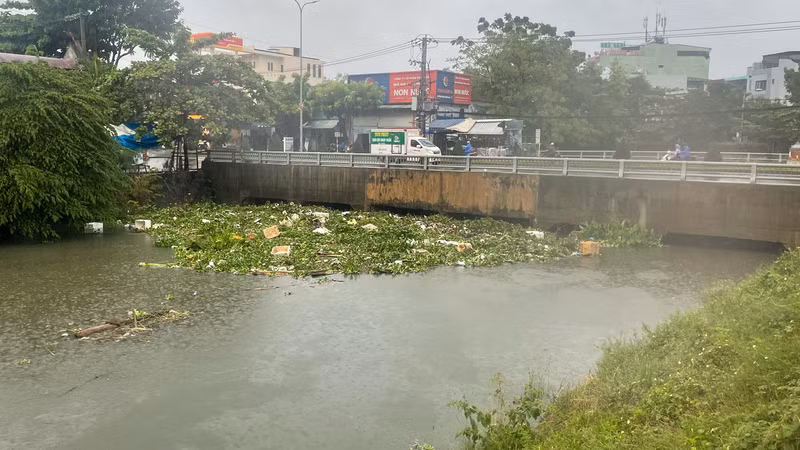 Hiện trạng cống cầu Đa Cô lúc 8 giờ 30 phút sáng 18/9 được phóng viên ghi nhận.