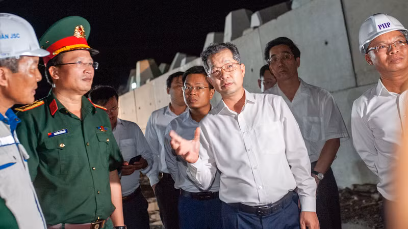 Bí thư Thành ủy Đà Nẵng Nguyễn Văn Quảng thị sát công trình dự án cảng Liên Chiểu.