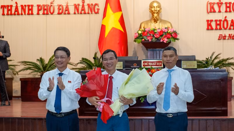Lãnh đạo Hội đồng nhân dân và Ủy ban nhân dân thành phố trao hoa chúc mừng đồng chí Nguyễn Hữu Lợi.
