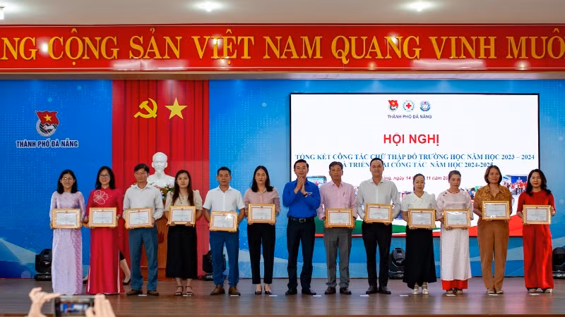 Lễ khen thưởng 12 tập thể có thành tích xuất sắc trong phong trào hội.