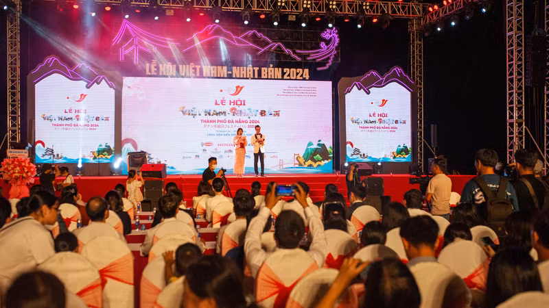 Quang cảnh lễ hội khai mạc.