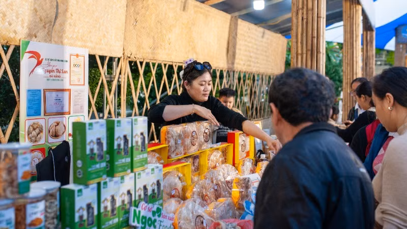 Phiên chợ thu hút sự tham gia đông đảo của người dân.