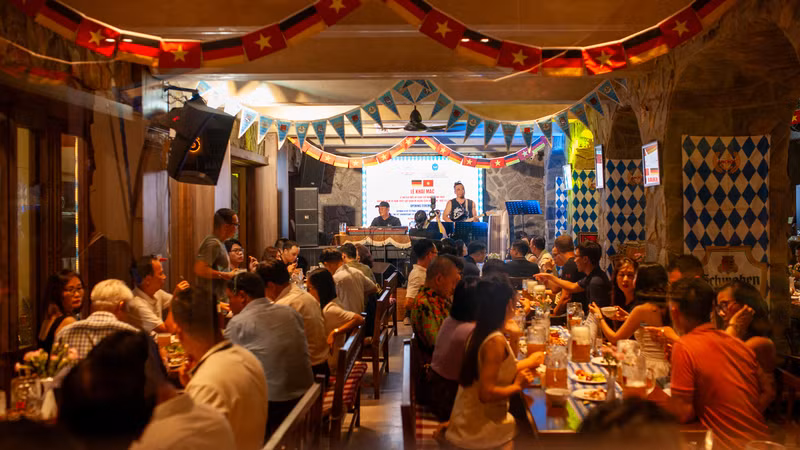 Lễ hội bia Đức thu hút nhiều người dân và du khách tham gia.