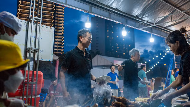 Du khách Nhật Bản hứng khởi trải nghiệm ẩm thực.