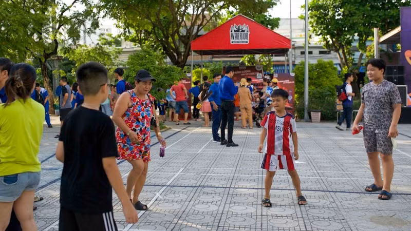 Cộng đồng dân cư đón nhận và tham gia sôi nổi tại buổi lễ.