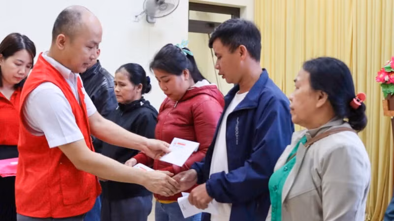 Đại diện lãnh đạo Hội Chữ thập đỏ thành phố trao quà hỗ trợ.