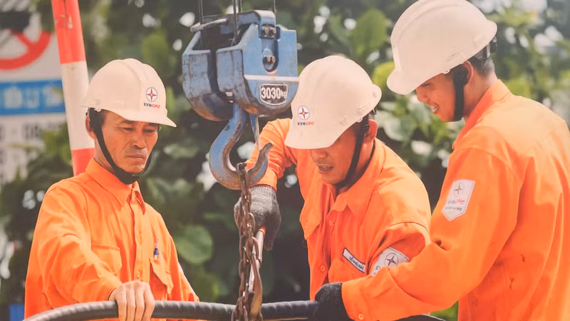Cựu chiến binh Tổng công ty Điện lực miền Trung trong công tác sản xuất-kinh doanh của đơn vị.