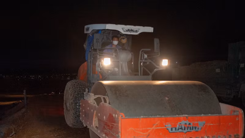 Công nhân thi công ca 3.