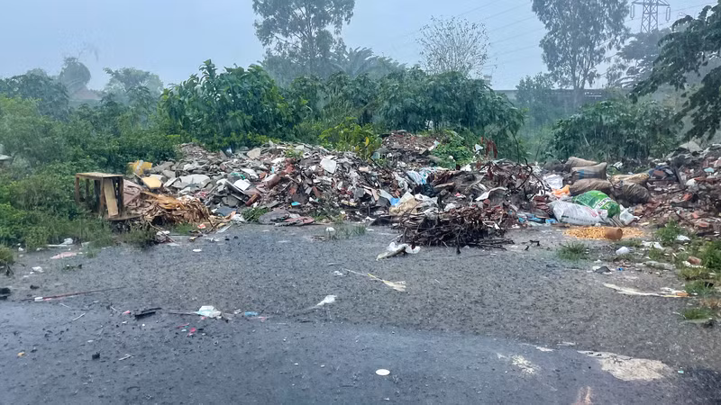 Rác thải tại một khu vực dọc kênh Đa Cô trong sáng nay.