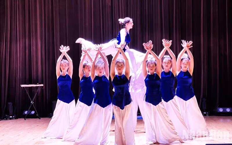 Một tiết mục biểu diễn tại chương trình văn nghệ "Con Rồng cháu Tiên". (Ảnh XUÂN HƯNG)