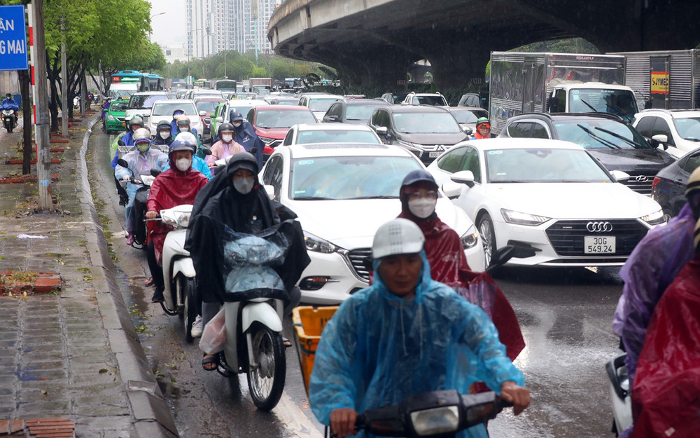 Người dân đội mưa về quê sáng 29/4, cửa ngõ phía nam Thủ đô ùn tắc phương tiện.