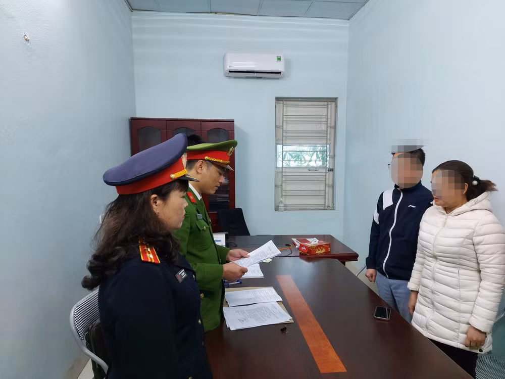 Đại diện cơ quan chức năng tỉnh Thanh Hóa thi hành quyết định khởi tố bị can.