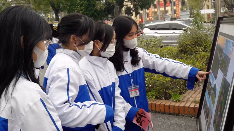 Học sinh tham quan các tác phẩm ảnh.