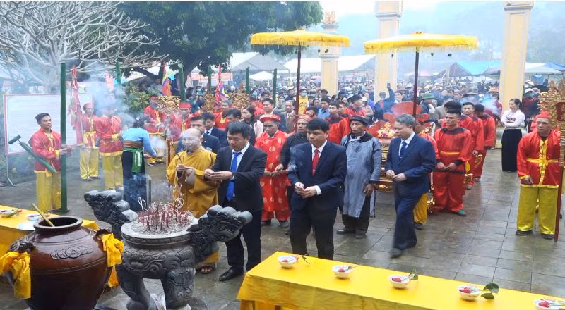 Các đại biểu dâng hương tri ân Lê Lợi cùng tướng lĩnh, nghĩa quân Lam Sơn.