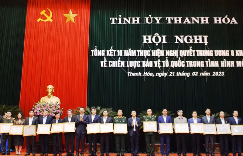 Tỉnh Thanh Hóa trao tặng Bằng khen cho các cá nhân có thành tích xuất sắc trong bảo vệ Tổ quốc.