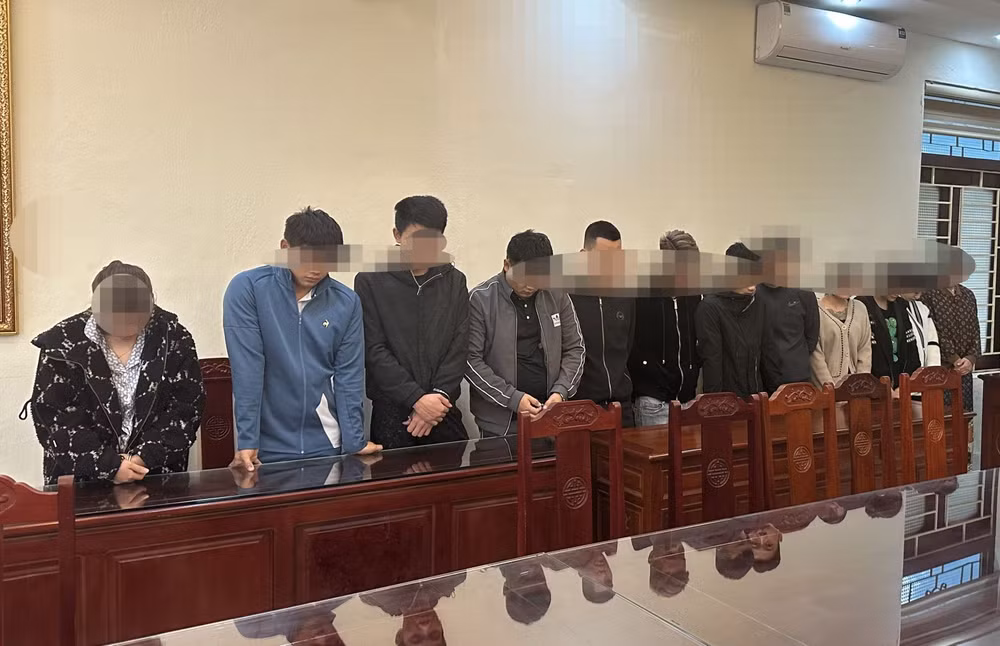 Các đối tượng sử dụng ma túy bị bắt quả tang. 