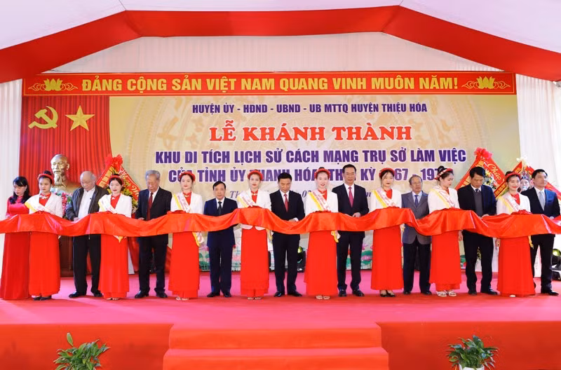 Các đại biểu cắt băng khánh thành trùng tu, tôn tạo Khu di tích Trụ sở làm việc của Tỉnh ủy Thanh Hóa.