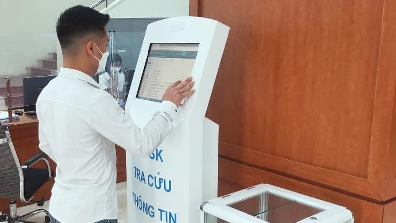 Công dân tra cứu thông tin thủ tục hành chính tại Trung tâm Phục vụ hành chính công tỉnh Thái Bình. (Ảnh: Mai Tú)