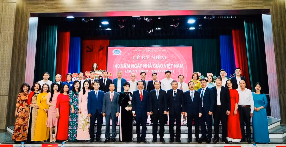 Ban Giám hiệu, thầy cô, đại biểu chụp ảnh lưu niệm.