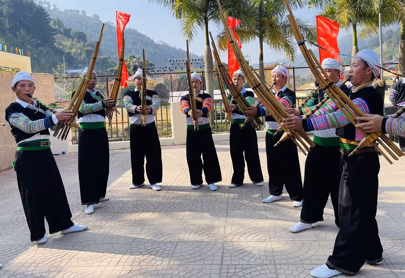Biểu diễn khèn Mông tại Mù Cang Chải (Yên Bái). (Ảnh: THANH SƠN)