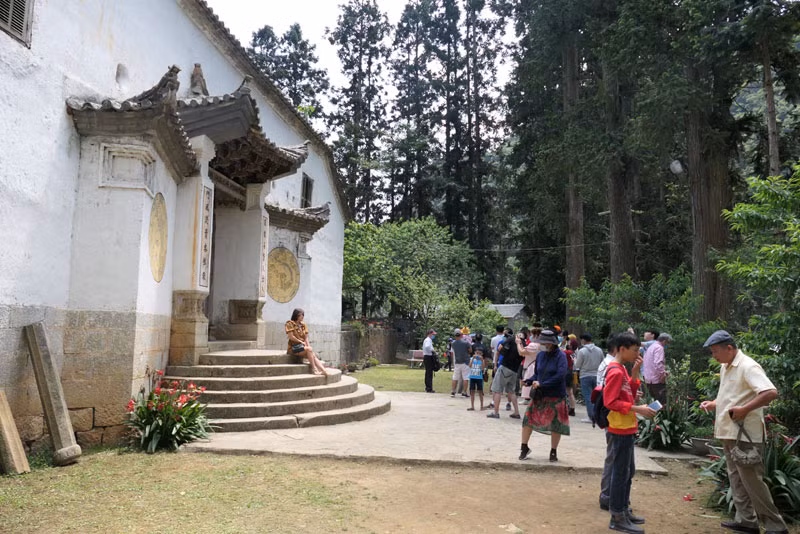 Khách tham quan dinh thự họ Vương tại huyện Đồng Văn (Hà Giang). (Ảnh: KHÁNH TOÀN)