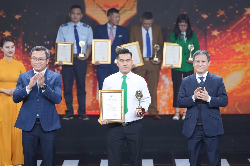 Lái xe Nguyễn Văn Trung - Công ty Cổ phần Mai Linh Thủ Đô là một tấm gương lái xe an toàn và có hành động cao đẹp cứu 2 cháu nhỏ rơi xuống hồ nước.