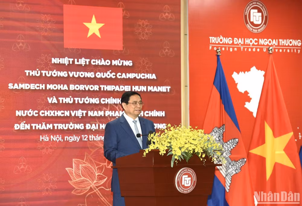 Thủ tướng Phạm Minh Chính trao đổi, nói chuyện với cán bộ, giảng viên, sinh viên Trường Đại học Ngoại thương.