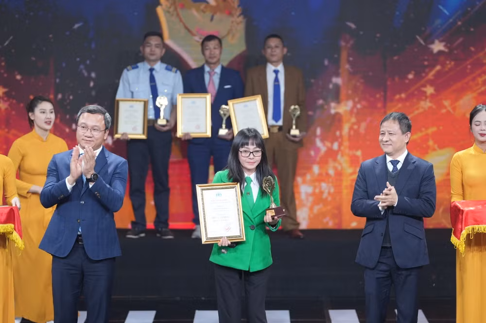 Tập đoàn Mai Linh là đơn vị có số lượng lái xe nhận giải thưởng "Vô lăng vàng" nhiều nhất nhờ thực hiện tốt công tác bảo đảm an toàn giao thông trên cả nước trong năm nay.