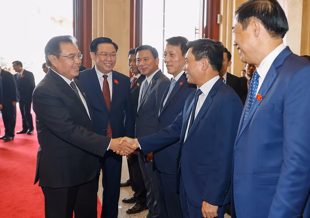 Chủ tịch Quốc hội Vương Đình Huệ giới thiệu với Chủ tịch Quốc hội Lào Saysomphone Phomvihane các thành viên chính thức Đoàn Quốc hội Việt Nam tại Lễ đón.