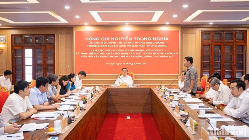 Quang cảnh cuộc làm việc của đồng chí Nguyễn Trọng Nghĩa, Ủy viên Bộ Chính trị, Bí thư Trung ương Đảng, Trưởng ban Tuyên giáo và Dân vận Trung ương với Thường trực các tỉnh An Giang, Kiên Giang. (Ảnh: SƠN TÙNG)