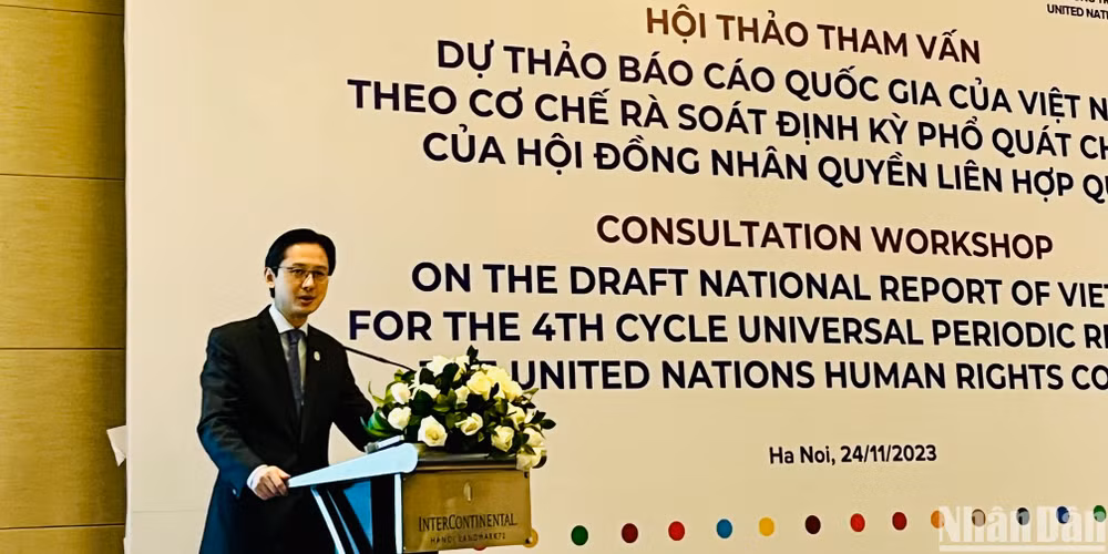 Thứ trưởng Ngoại giao Đỗ Hùng Việt phát biểu khai mạc Hội thảo. (Ảnh: Hải Đăng)