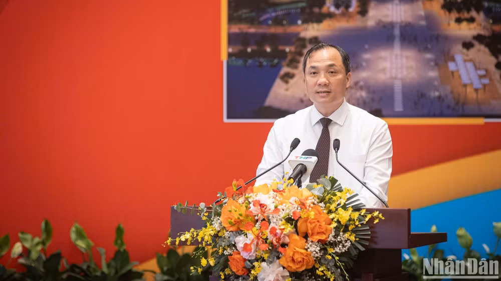 Đồng chí Hoàng Trung Dũng, Ủy viên Trung ương Đảng, Tổng Biên tập Tạp chí Cộng sản phát biểu đề dẫn hội thảo. (Ảnh: SƠN TÙNG)