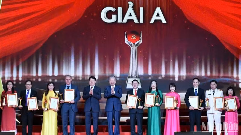 Đồng chí Tổng Bí thư, Chủ tịch nước Tô Lâm và đồng chí Thường trực Ban Bí thư Lương Cường trao giải A cho tác giả, nhóm tác giả đạt giải A trong Cuộc thi Chính luận về bảo vệ nền tảng tư tưởng của Đảng. (Ảnh: ĐĂNG KHOA)