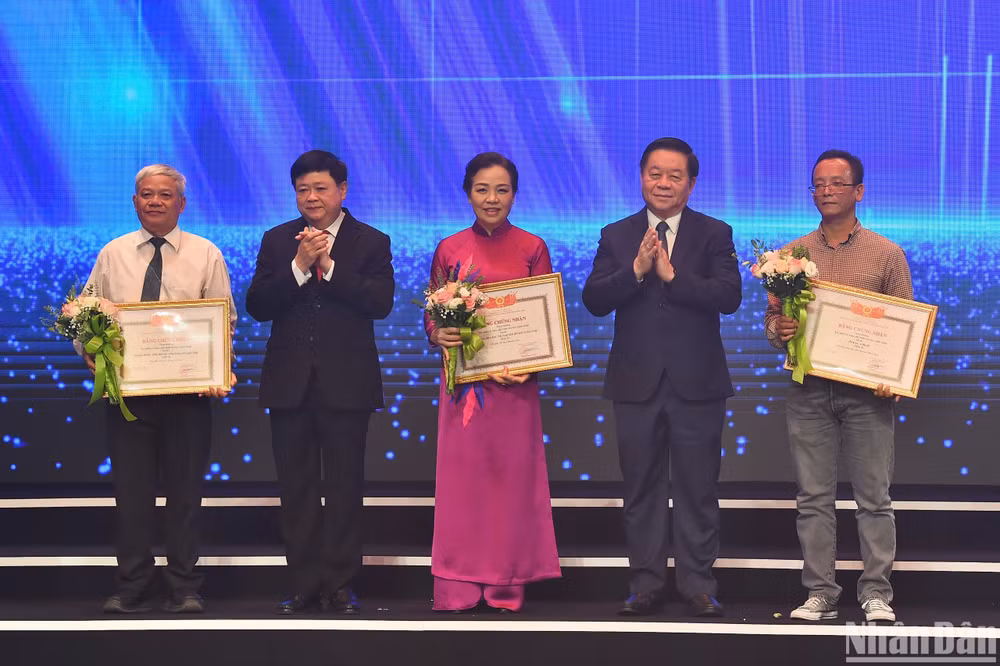 Đồng chí Nguyễn Trọng Nghĩa, Ủy viên Bộ Chính trị, Bí thư Trung ương Đảng, Trưởng ban Tuyên giáo Trung ương dự và trao giải cho 04 tác phẩm đạt mức B. (Ảnh: THỦY NGUYÊN)