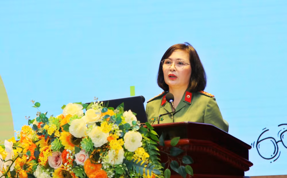 Đại tá Nguyễn Thị Thanh Hương truyền tải các chuyên đề liên quan đến công tác nhân quyền. (Ảnh: Ban tổ chức)