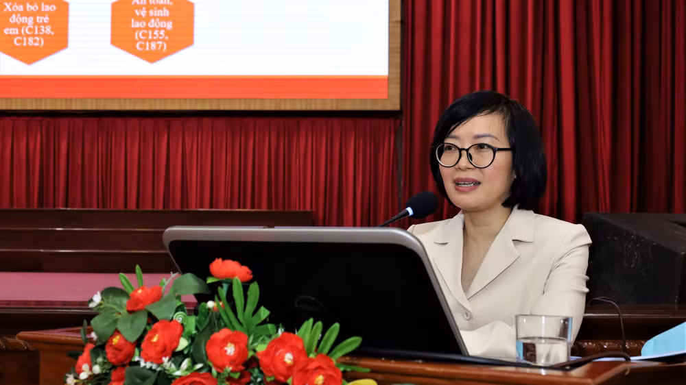 Báo cáo viên trình bày chuyên đề tại Hội nghị. (Ảnh: Ban Tổ chức cung cấp)