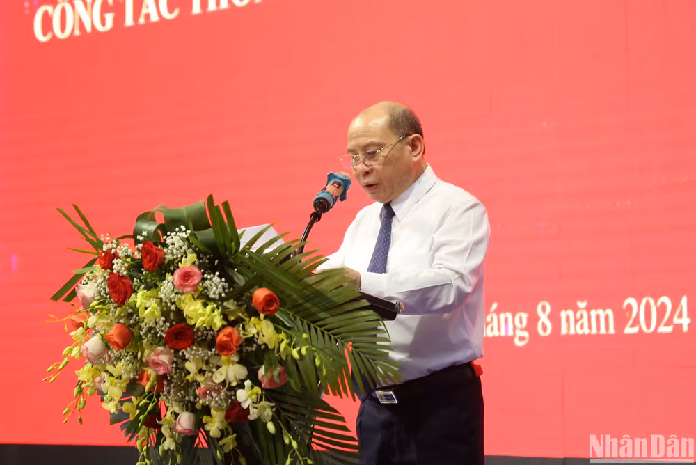 Đồng chí Bùi Đức Hinh, Phó Bí thư Thường trực Tỉnh ủy, Chủ tịch Hội đồng tỉnh, Trưởng Ban Chỉ đạo công tác về Thông tin đối ngoại tỉnh Hòa Bình phát biểu tại Hội nghị. (Ảnh: HẢI ĐĂNG)