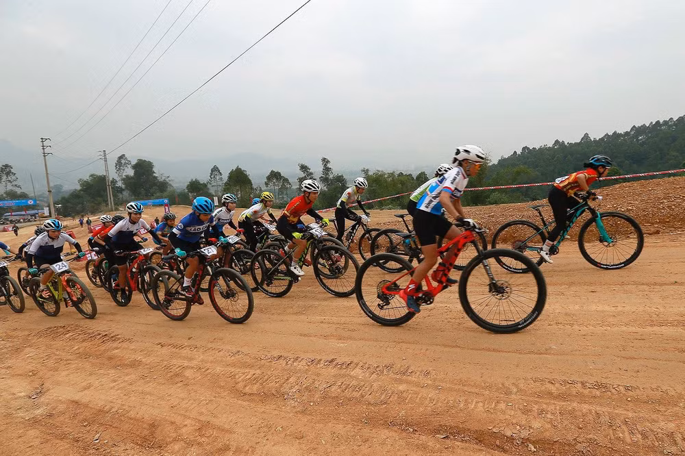 Các vận động viên bứt tốc.