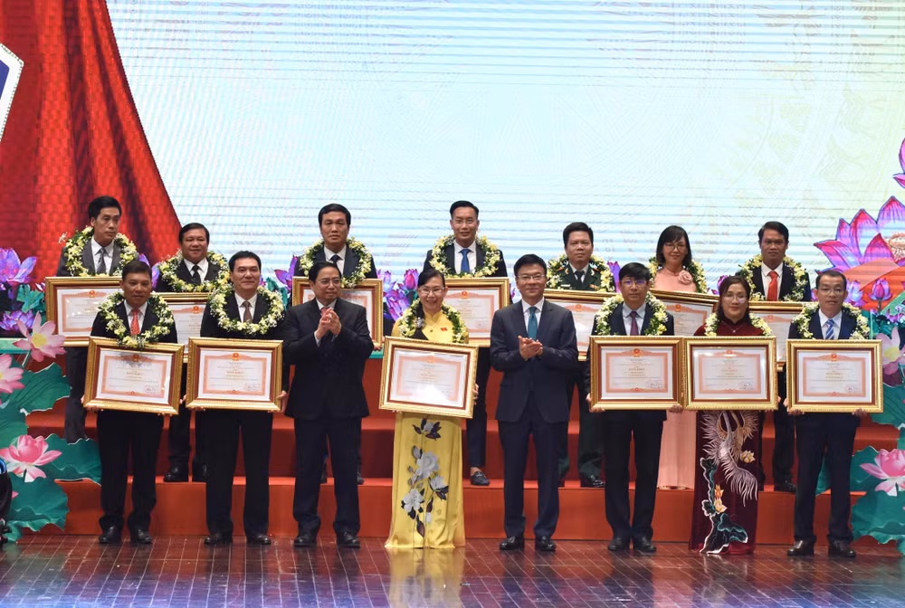 Thủ tướng Phạm Minh Chính và Bộ trưởng Tư pháp Lê Thành Long với các cá nhân, tập thể được trao bằng khen của Thủ tướng vì có thành tích xuất sắc trong 10 năm hưởng ứng ngày Pháp luật Việt Nam.