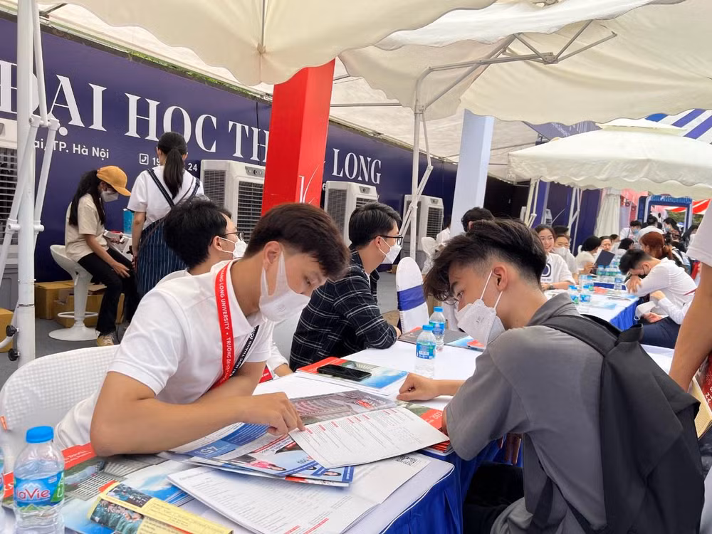 Thí sinh tìm hiểu thông tin tuyển sinh của Đại học Thăng Long.