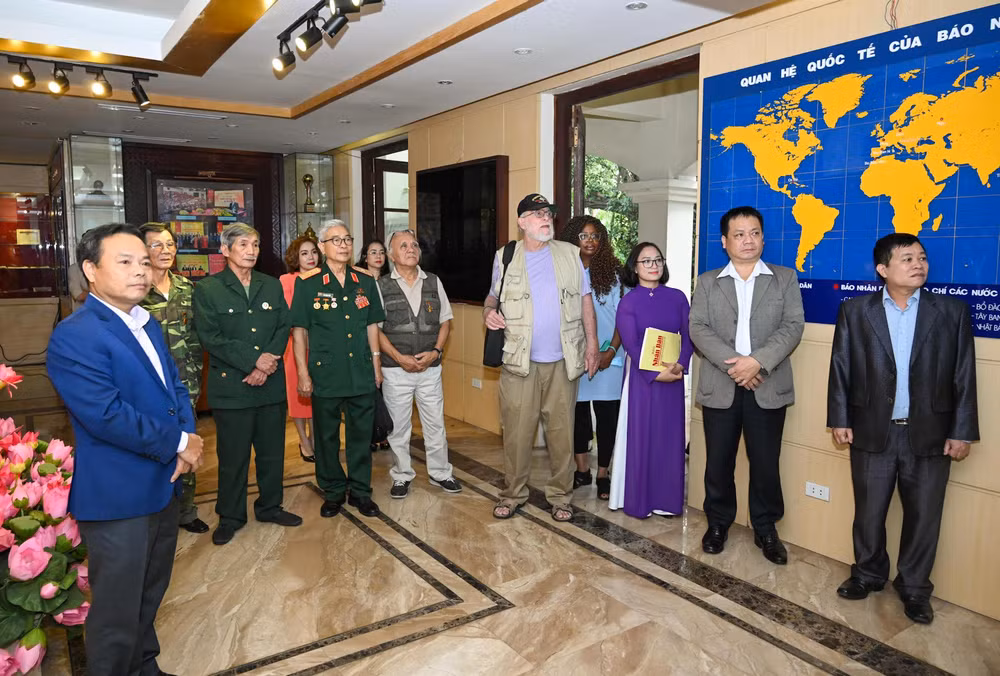 Cựu chiến binh Mỹ tại Việt Nam Steve Edmunds và phu nhân cùng các đại biểu tham quan phòng truyền thống Báo Nhân Dân. (Ảnh Duy Linh)